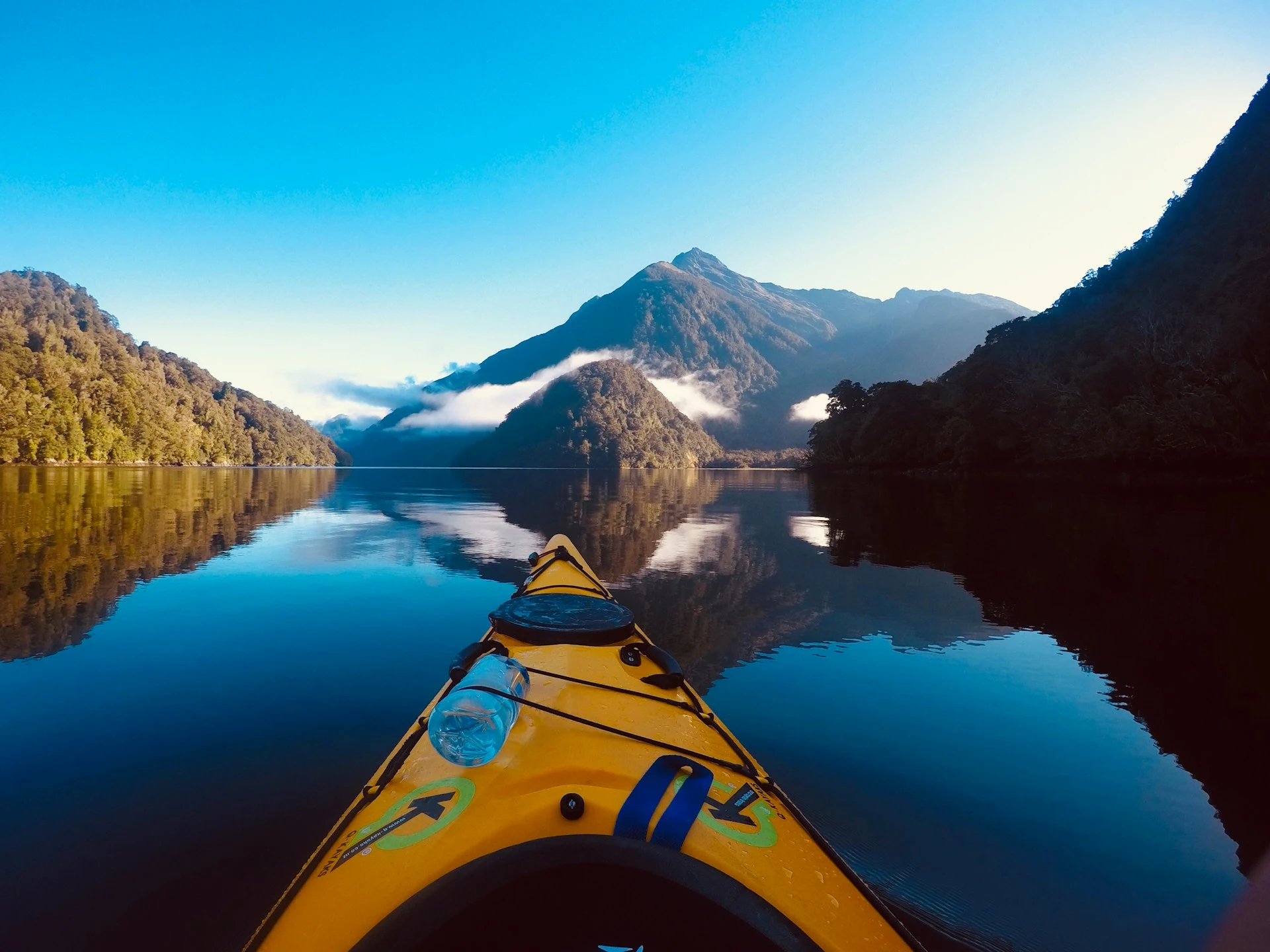 Photo by Veronique Estie on Unsplash : Beautiful kayaking scène in Mindful Sound, New Zealand