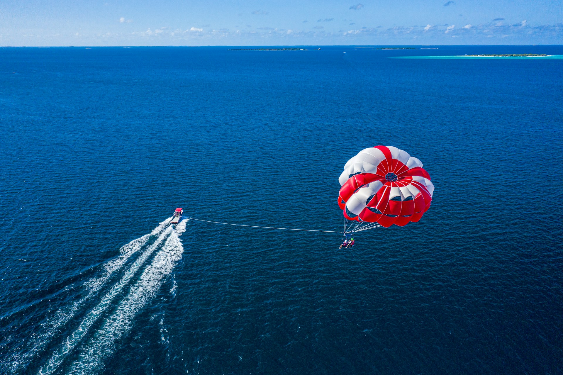 Photo by Nabit Photos on Unsplash : Parasailing in Maldives Raa Atoll